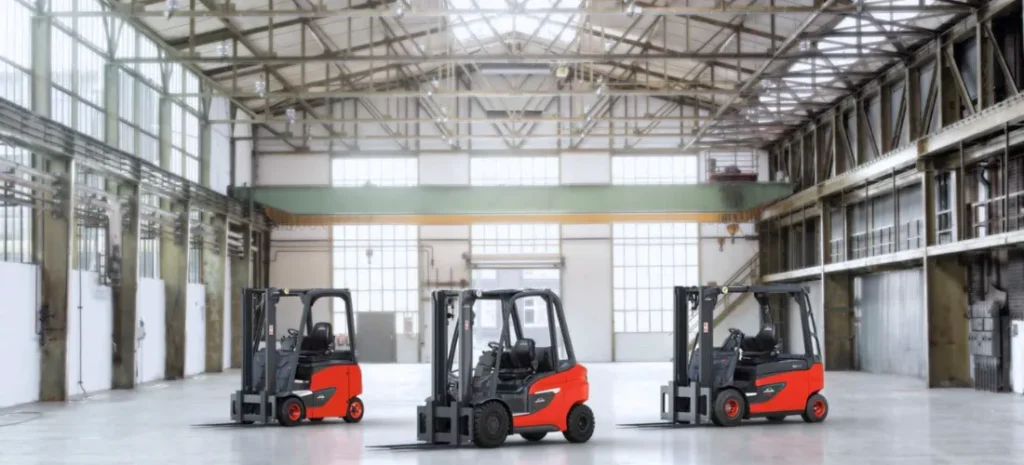 Eerste heftruck kopen, 3 soorten Line heftrucks naast elkaar