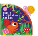 Slakje kruipt door het bos