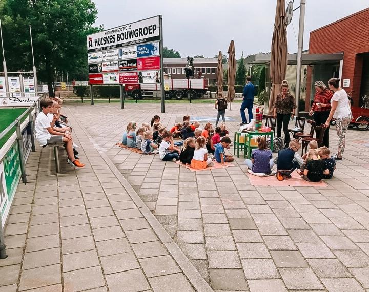 Kids buiten op de grond