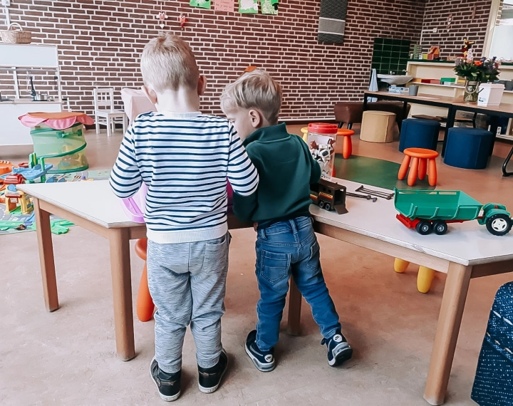 2jongens bij tafel