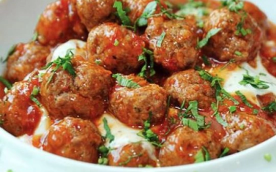 Tarhanalı Yoğurt Üzerinde Domates Şuruplu Hindi Misket Köfte