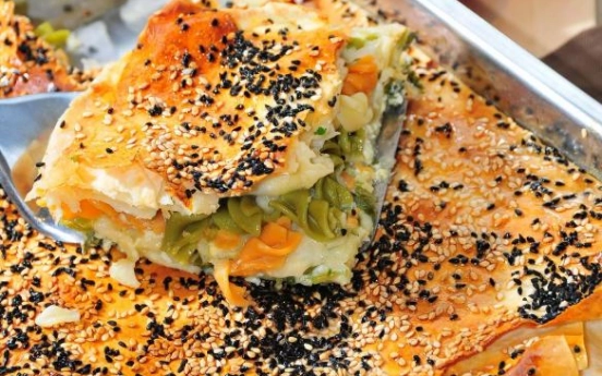 Renkli Burgu Makarnalı ve Peynirli Börek