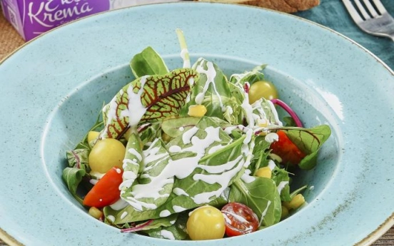 Ekşi Kremalı Akdeniz Salatası