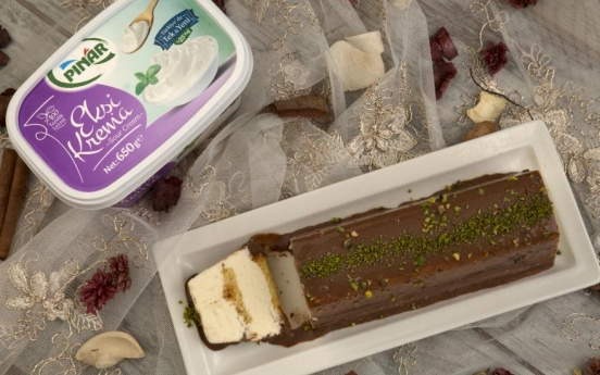 Beyaz Çikolatalı ve Ekşi Kremalı Parfe