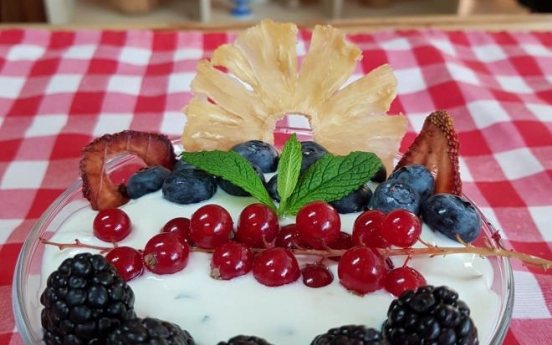 Yoğurtlu Granola Parfait (Parfe)