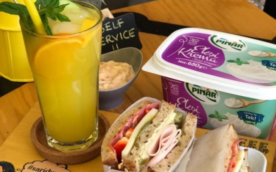 Ekşi Krema Dip Sos Eşliğinde Gurme Sandviç