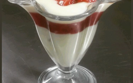 Fesleğenli Çilekli Sütlü Muhallebi