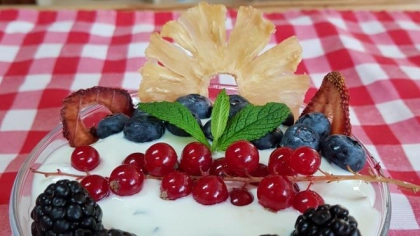 Yoğurtlu Granola Parfait (Parfe)