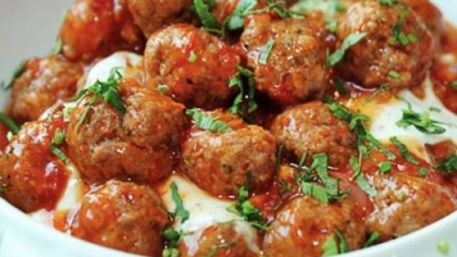 Tarhanalı Yoğurt Üzerinde Domates Şuruplu Hindi Misket Köfte