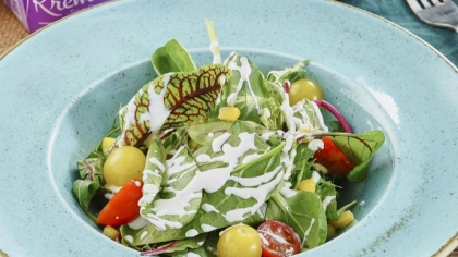 Ekşi Kremalı Akdeniz Salatası