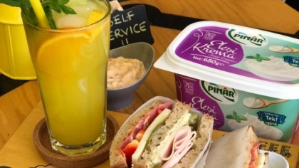 Ekşi Krema Dip Sos Eşliğinde Gurme Sandviç