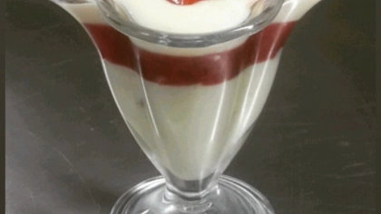 Fesleğenli Çilekli Sütlü Muhallebi