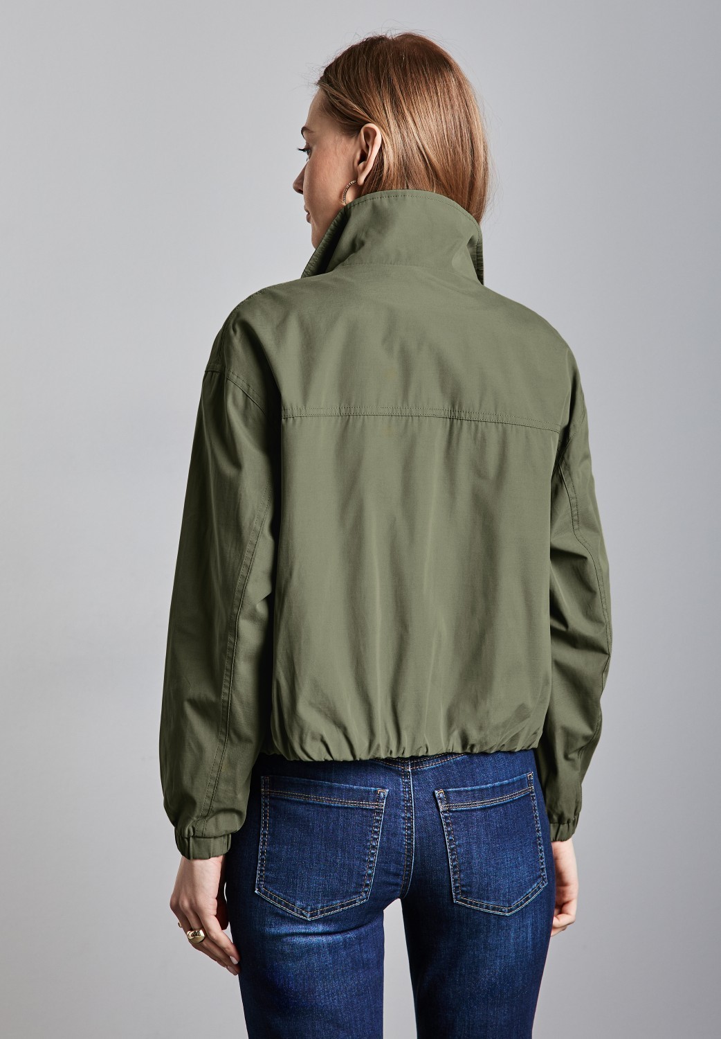 Kurze Jacke mit Stehkragen