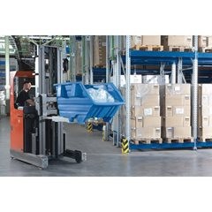 Kippbehälter aus Polyethylen, mit Einfahrtaschen, Volumen 0,3 m³, grau.