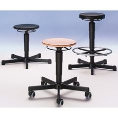 Arbeitsdrehhocker, Gasfeder-Höhenverstellung, Ringauslösung, Sitz aus Buchenschichtholz, mit Rollen.