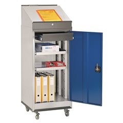 Fahrbares Stehpult, bestehend aus Werkzeugschrank, Schreibpult und Rolluntersatz, Tür lichtgrau.