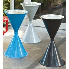 Kegel-Standascher aus Kunststoff, ohne Dach, lichtblau.