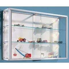 Wandvitrine, Aluminiumrahmen, silber eloxiert, 2 Glasfachböden, Breite 1020 mm.