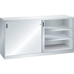 Schiebetürenschrank mit Vollblechtüren, 2 Fachböden, 4 Auszugböden, 2 Schubladen, lichtgrau.