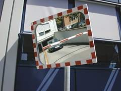 Verkehrsspiegel, Spiegel aus Sekurit, Rahmen aus Kunststoff, rot reflektierend,