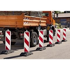 Sicherheitsbake, doppelseitig, Stutzenmaß 40 x 40 mm, rechts- / linksweisend, schraffiert.