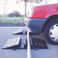 Schlauch- und Kabelbrücke, Höhe 85 mm, Kabel bis 75 mm Ø, schwarz, LxB 855 x 300 mm.