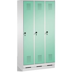 EVOLO Garderobenschrank, mit Sockel, 3 Abteile, Abteilbreite 300 mm, lichtgrau /