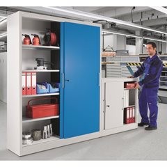 Schiebetürschrank Höhe 1000 mm, mit 2 Fachböden, Tiefe 600 mm, Türen lichtblau RAL 5012.
