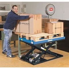 Kompakt-Hubtisch, Plattform LxB 1300 x 800 mm, Tragfähigkeit 2000 kg, Betriebsspannung 400 V.
