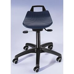 Arbeitshocker mit Gasfeder-Höhenverstellung, mit Rollen, Sitzfläche aus blauem PU-Schaum.
