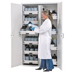 Sicherheits-Hochschrank für Säuren- und Laugen, 1-türig, mit 6 Auszügen.