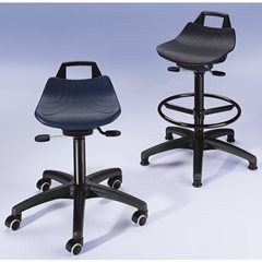 Arbeitshocker mit Gasfeder-Höhenverstellung, mit Gleitern, Sitzfläche aus blauem PU-Schaum.