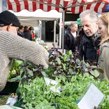 Notting Hill farmers market Nigel Dyer and customers