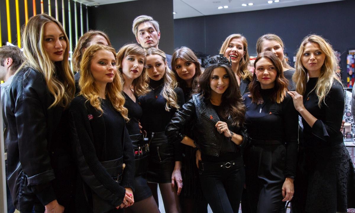 Фонд «Шаги» и M·A·C Cosmetics провели в Москве совместную акцию по борьбе с распространением ВИЧ - изображение 1 Фонд «Шаги» и M·A·C Cosmetics провели в Москве совместную акцию по борьбе с распространением ВИЧ - изображение 1