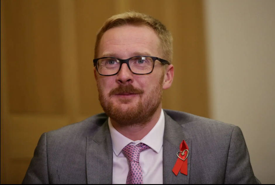 Ллойд Рассел-Мойл: «Почему я объявил о своем ВИЧ-статусе, и что должно измениться» - изображение 1 Ллойд Рассел-Мойл: «Почему я объявил о своем ВИЧ-статусе, и что должно измениться» - изображение 1