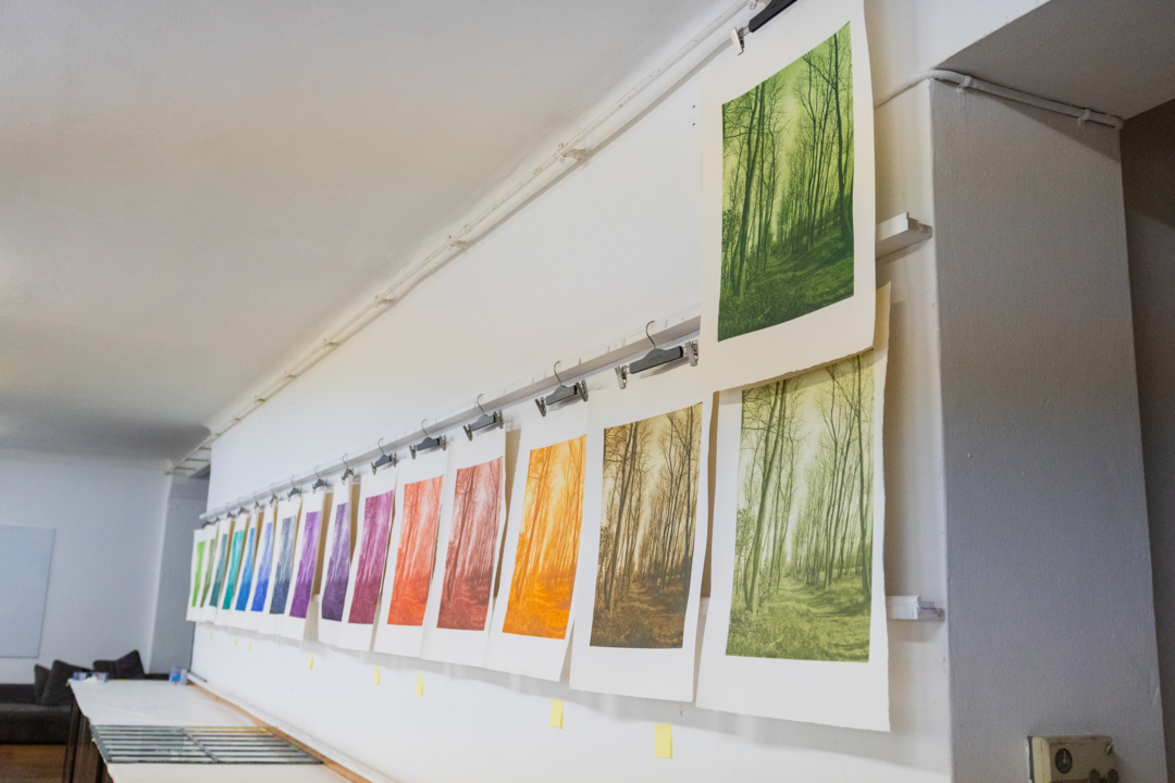 Die fertig gedruckten Motive trocknen im Atelier ZEIN Editions.