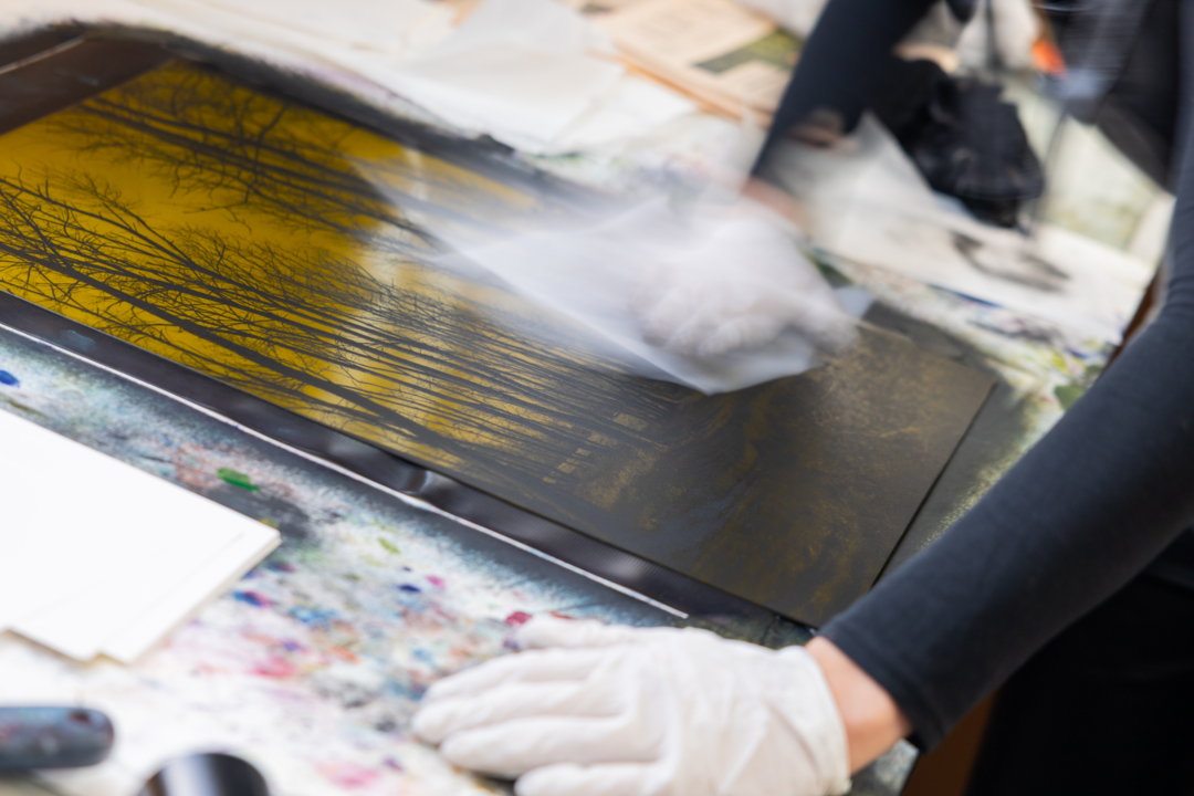 Für die perfekte Farbgebung werden die Platten nach jedem Druck gesäubert.