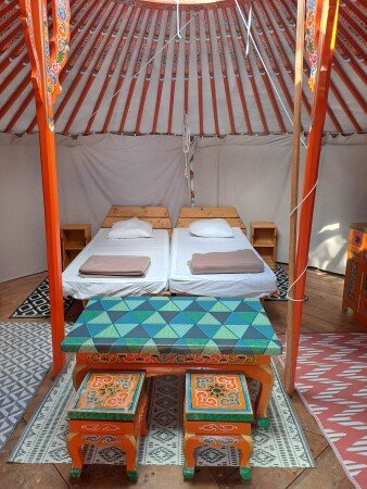 Yourte confortable, 1 chambre, avec jardin