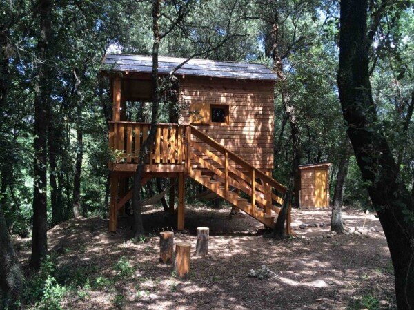 Cabane dans les arbres 4 voyageurs, avec jardin