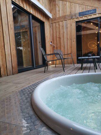 Cabane tout confort, 2 chambres, avec jardin