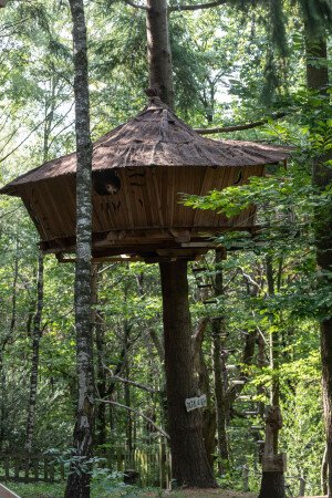 Cabane dans les arbres romantique, 2 voyageurs, avec jardin