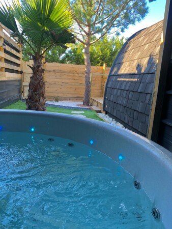 Hébergement insolite tout confort, 1 chambre, avec jardin