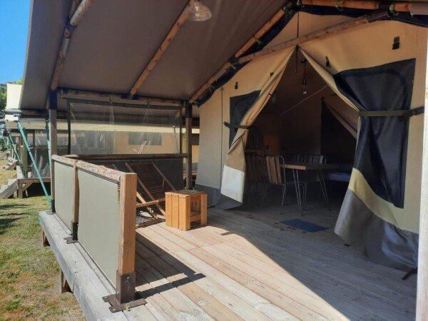 Tente confortable, 2 chambres, avec jardin