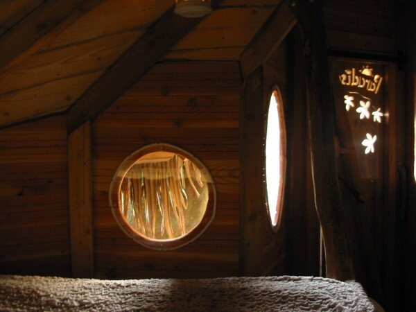 Cabane dans les arbres 3 voyageurs, avec jardin
