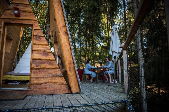 Cabane dans les arbres romantique, 2 voyageurs, avec jardin