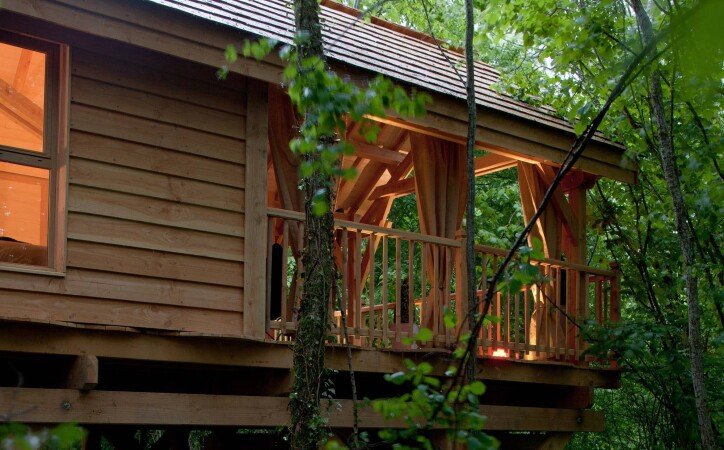 Cabane dans les arbres romantique, 2 chambres, avec jardin