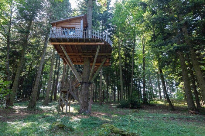 Cabane dans les arbres romantique, 2 voyageurs, avec jardin
