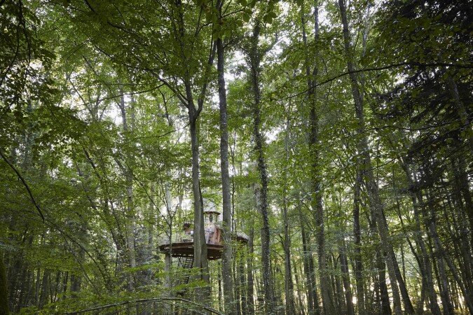 Cabane dans les arbres 5 voyageurs, avec jardin