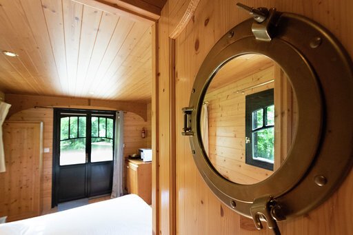 Roulotte romantique, 4 voyageurs, avec jardin