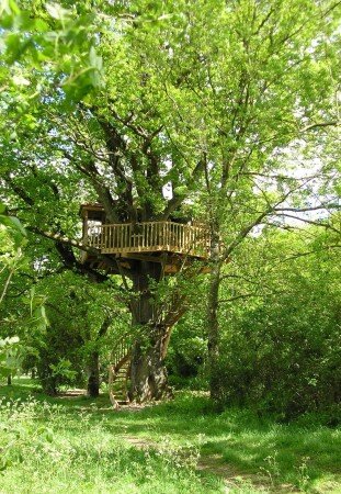Cabane dans les arbres 3 voyageurs, avec jardin